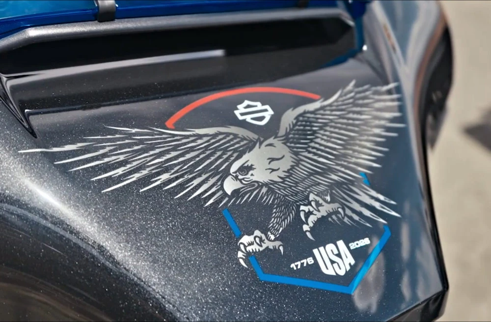 Un aigle dessiné sur la tête de fourche d'une Harley-Davidson 1920 Street Glide Enthusiast Liberty Edition