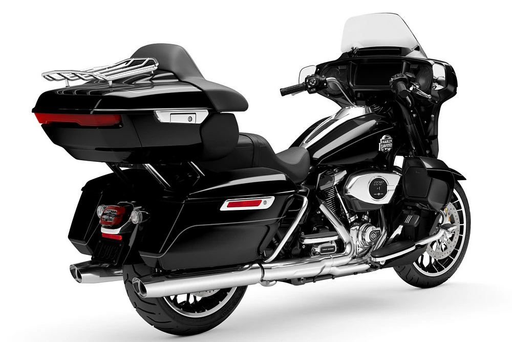 Une moto Harley-Davidson 1920 Street Glide Limited noire vue de 3/4 arrière
