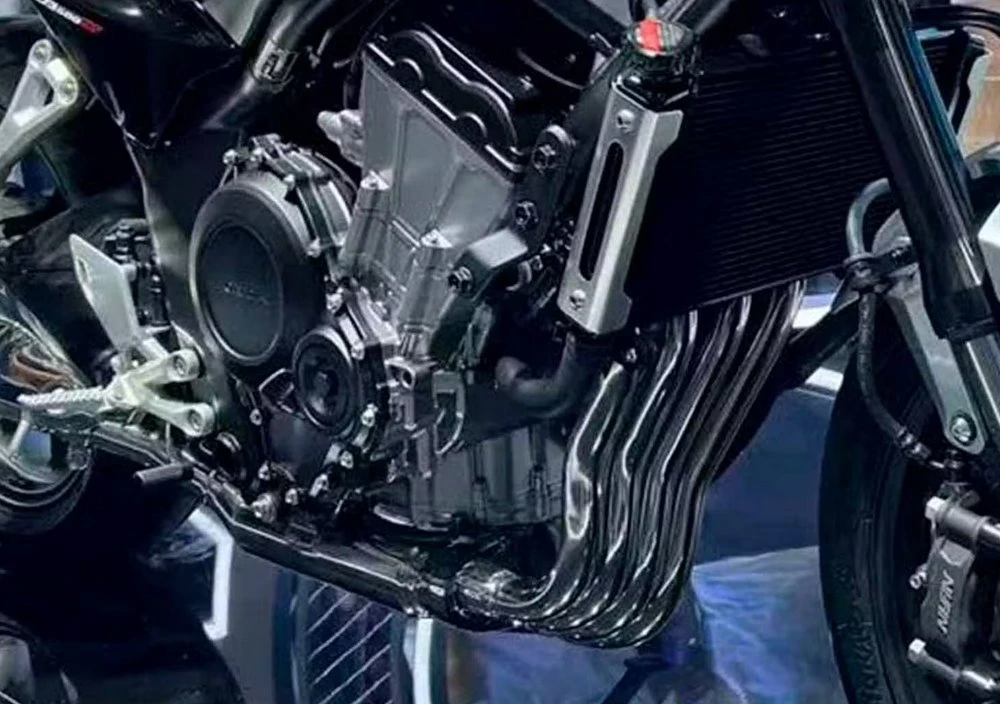 Vue sur le moteur 4-cylindres de la Honda CB 500 Super Four 2026.