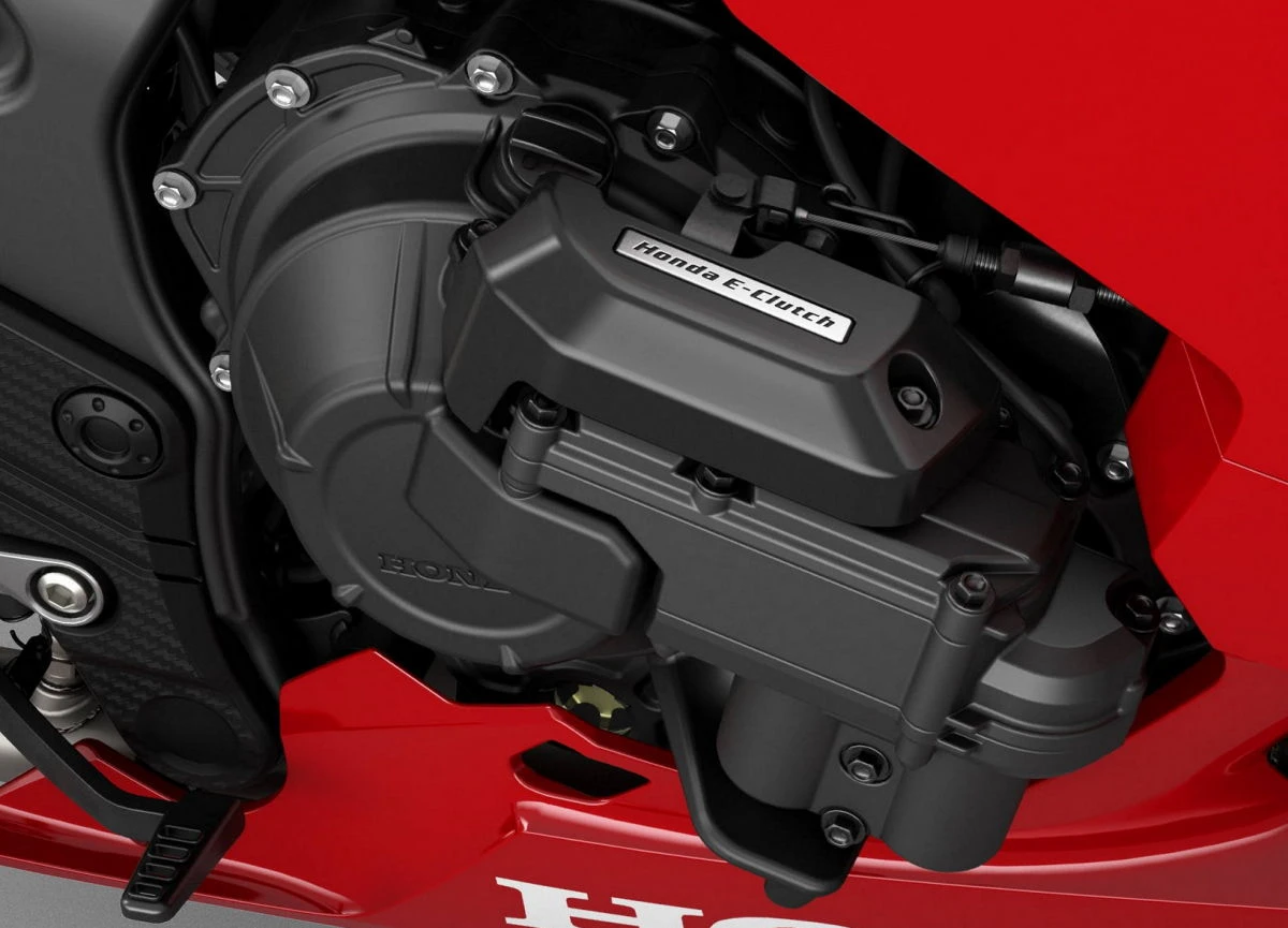 Le système E-Clutch installé sur une Honda CBR 500 R 2026