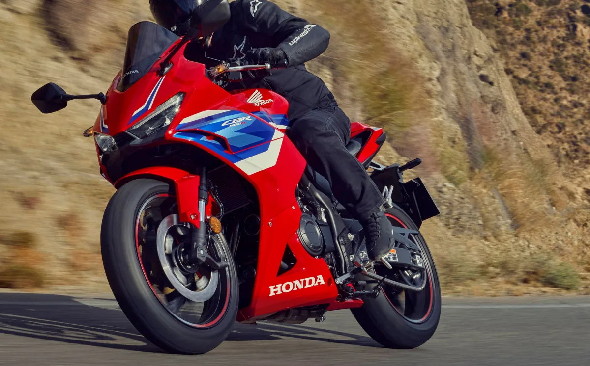 Une Honda CBR 500 R 2026 roulant sur une route