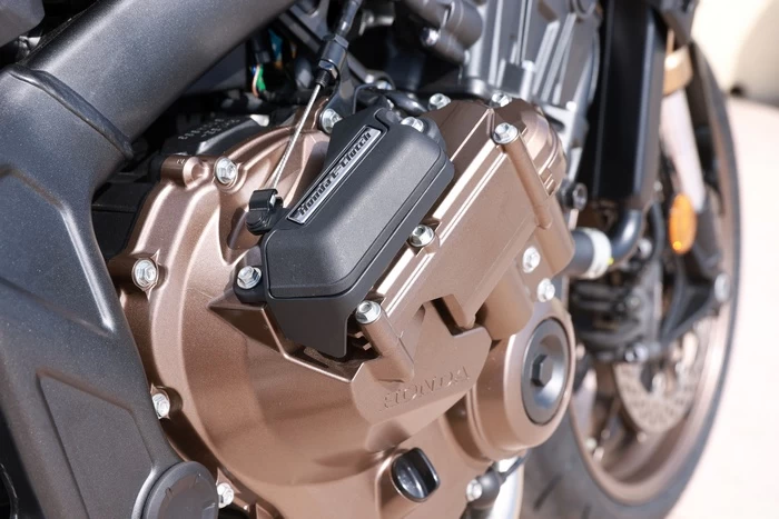 Le bloc moteur de la moto, avec son boîtier e-clutch