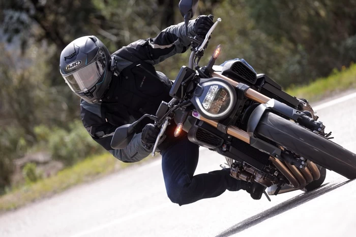 Passage en courbe avec la CB 650 R 2024