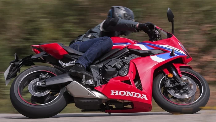Essai de la CBR 650 R 2024, vue de profil dans un virage