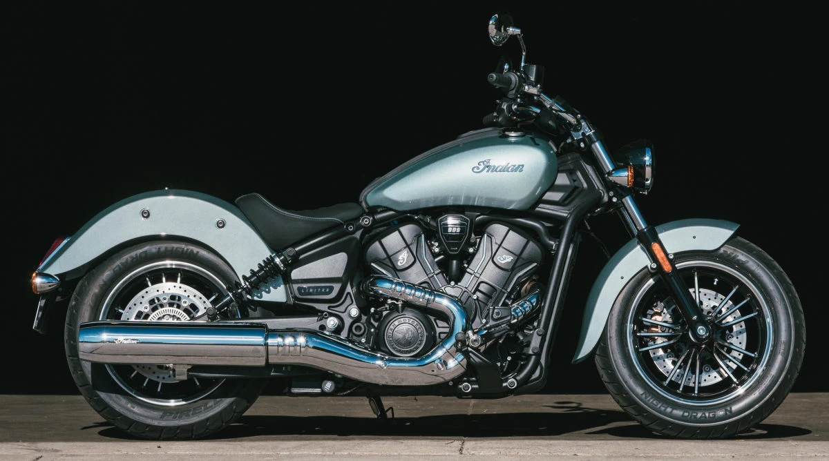 Une moto Indian 999 Scout Sixty Classic devant un fond noir de garage