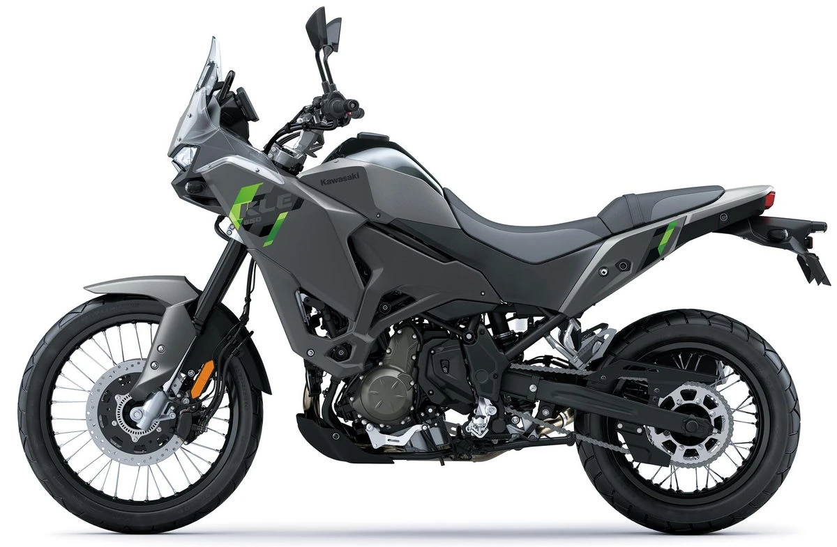 Une moto Kawasaki KLE 650 grise