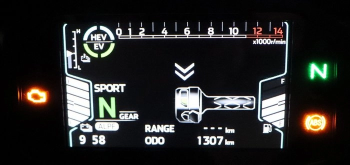 Compteur de la ninja 7 hybrid en mode nuit