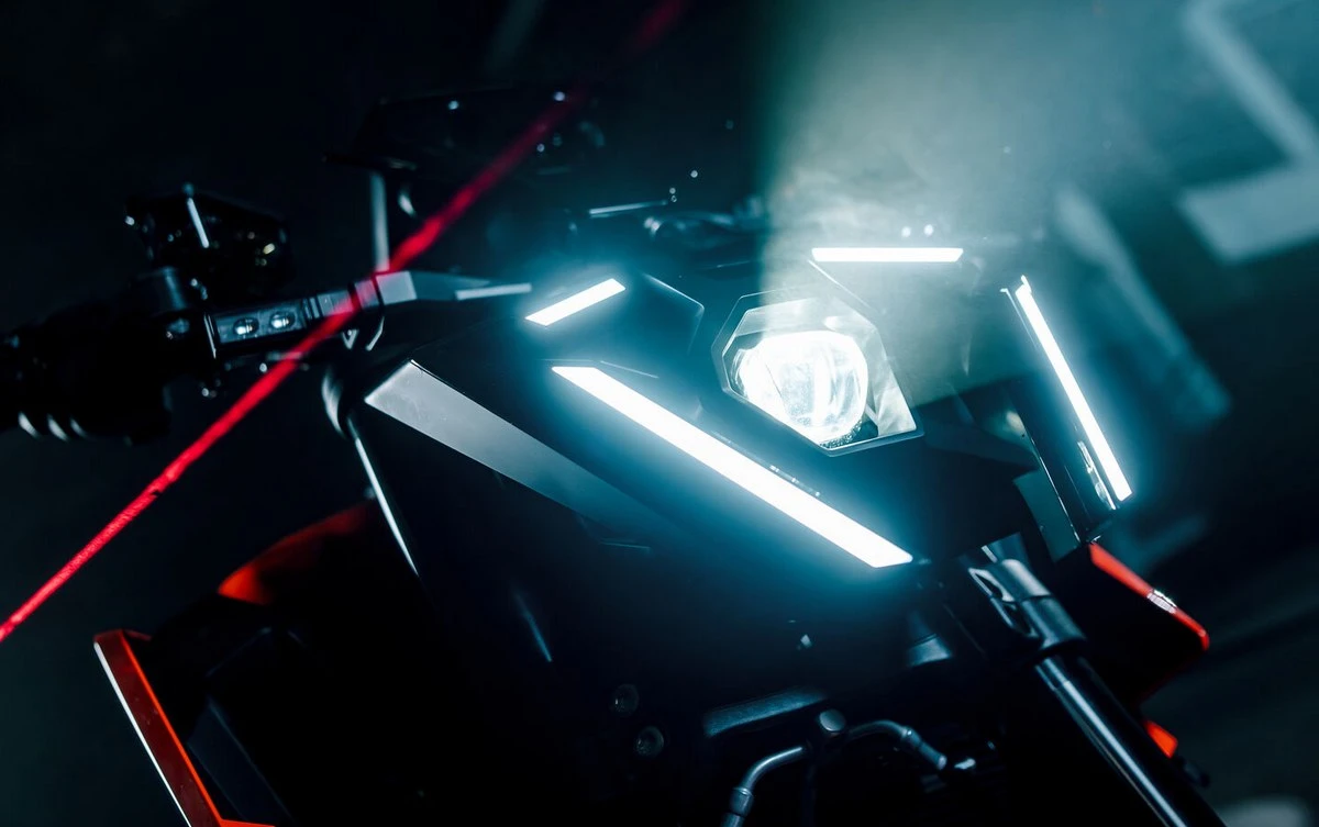 Gros plan sur le nouveau phare à LED évidé de la KTM 790 Duke 2027 avec sa signature visuelle type facehugger