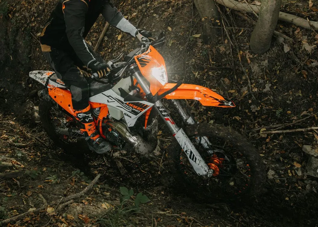 Une KTM 300 EXC HARDENDURO de 2026 dans une foret
