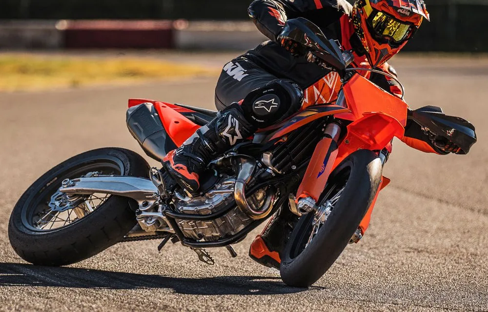 une moto KTM 450 SMR 2026 en glisse sur circuit