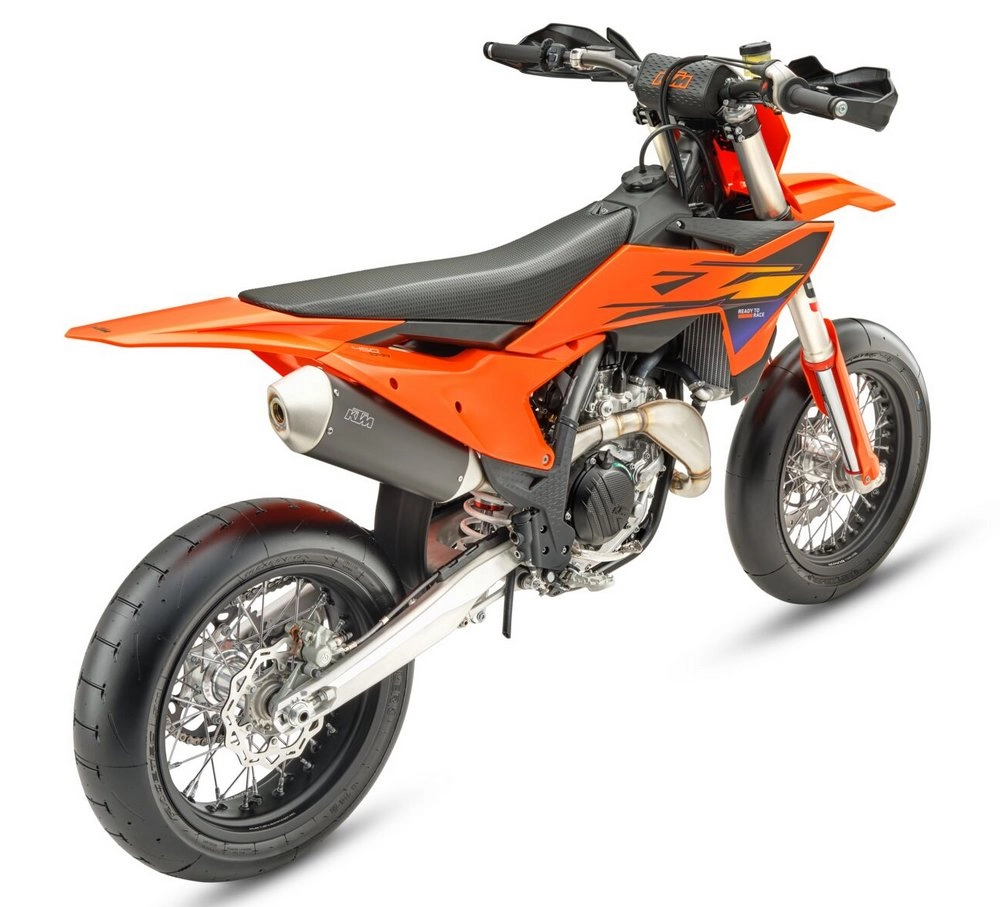 Une vue de 3/4 arrière de la KTM 450 SMR 2026