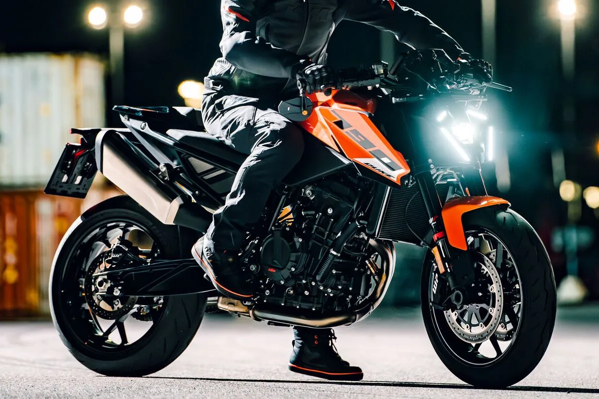 Une moto KTM 790 Duke 2027 dans la nuit