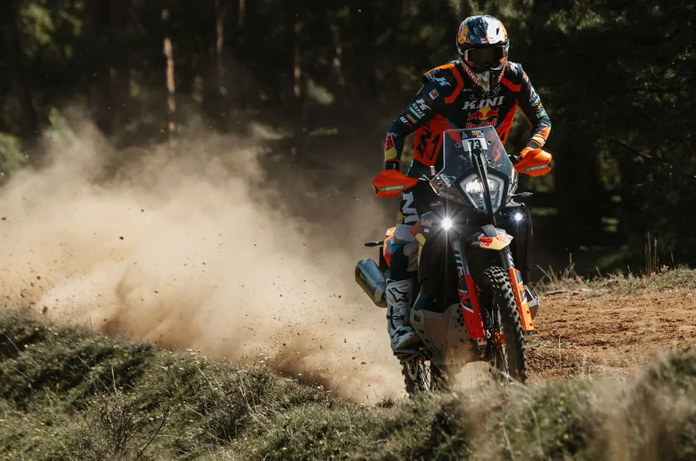 Une KTM 890 Adventure R Rally de 2026, de la poussière et une forêt