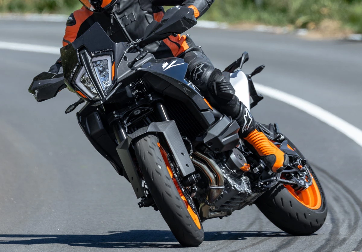 Une moto KTM 890 SMT en glisse du pneu arrière