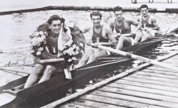 L'équipe des ouvriers Moto-Guzzi médaillés d'or en aviron en 1948.