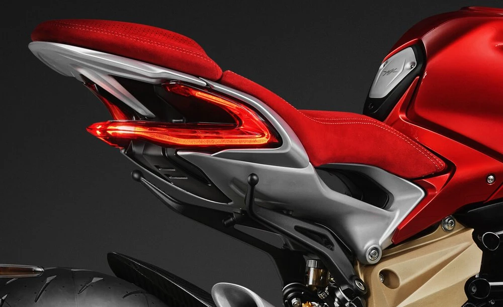 La selle et le feu arrière de la MV-Agusta 950 Brutale série oro