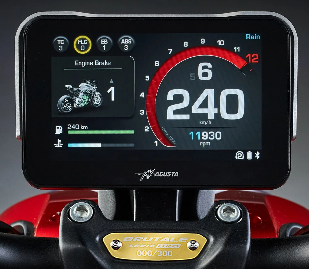 Le tableau de bord, le chiffre 240 et le tableau de bord de la moto MV-Agusta 950 Brutale série oro