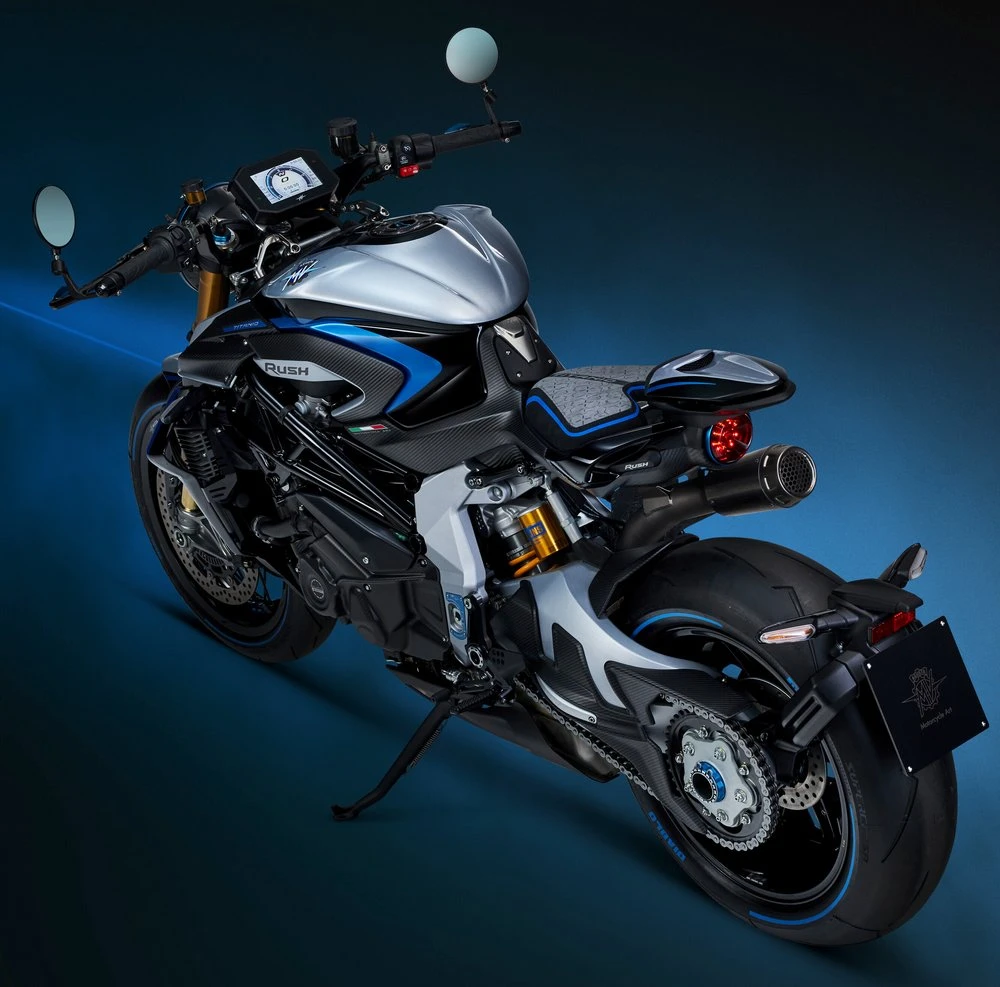 Une moto MV-Agusta Rush Titanio vue de dessus et un fond noir glacial