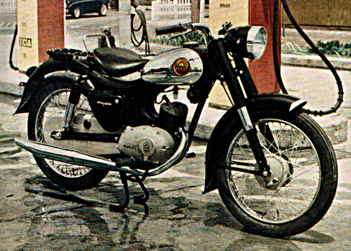 Una Asahi 125 cm3 de 1958 en la gasolinera.