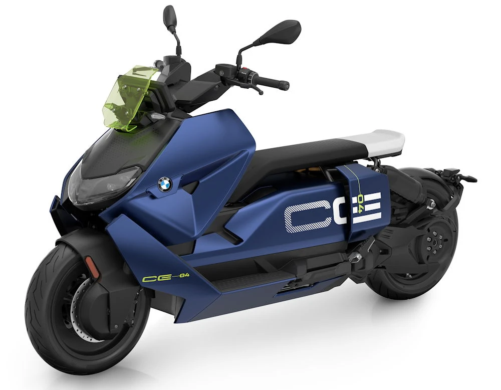 un scooter BMW CE 04 bleu