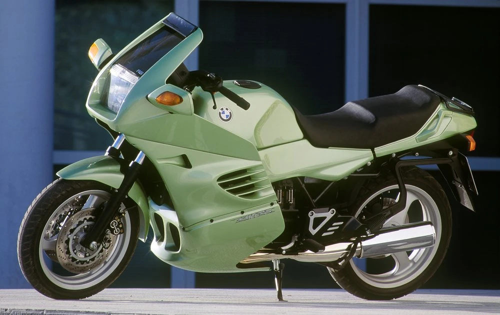Une moto BMW K 1100 RS