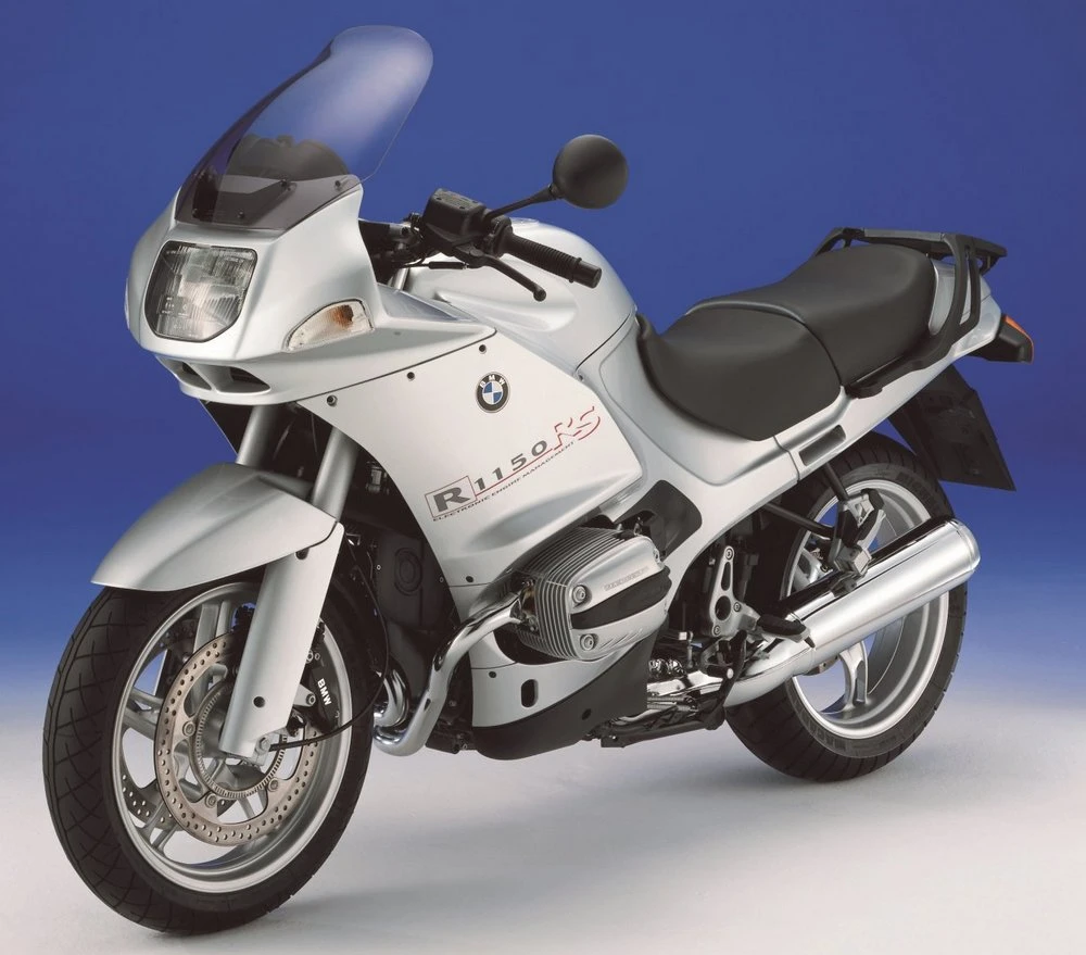 Une moto BMW R 1150 RS grise sur fond bleu