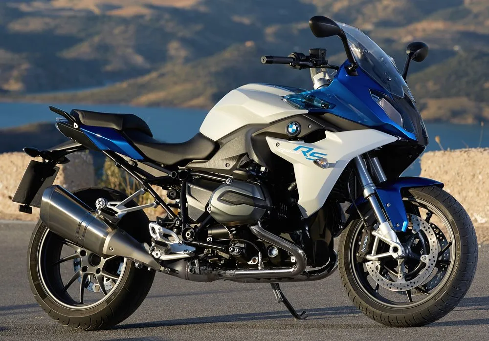 Une moto BMW R 1200 RS bleu et blanche