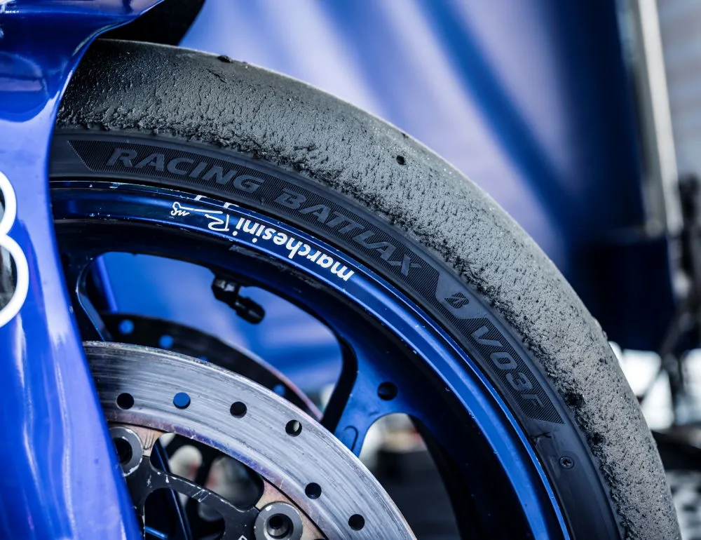 Un pneu avant usé Bridgestone Battlax V03