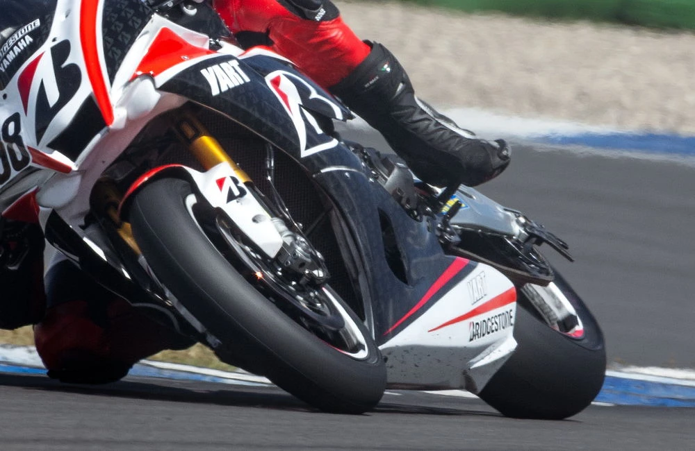 Une Yamaha R1 sur circuit avec des pneus slicks Bridgestone