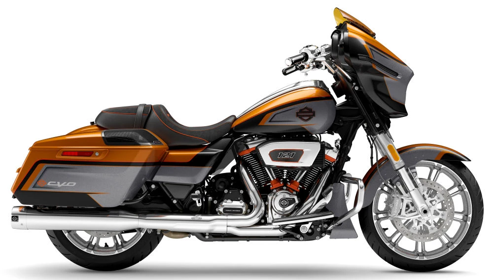 Une moto Harley-Davidson CVO Street Glide avec des motifs oranges