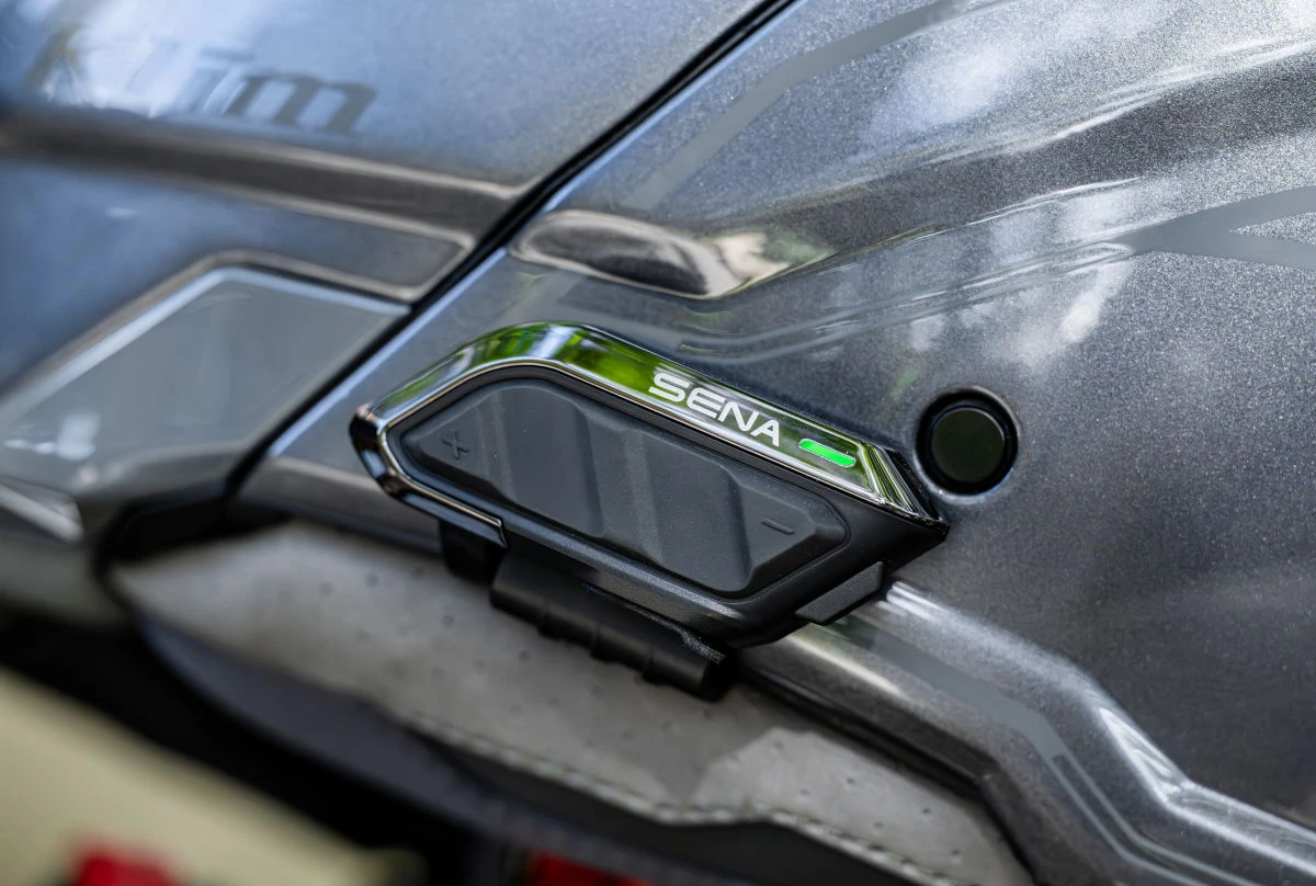Un intercom SENA SPIDER X Slim sur un casque gris