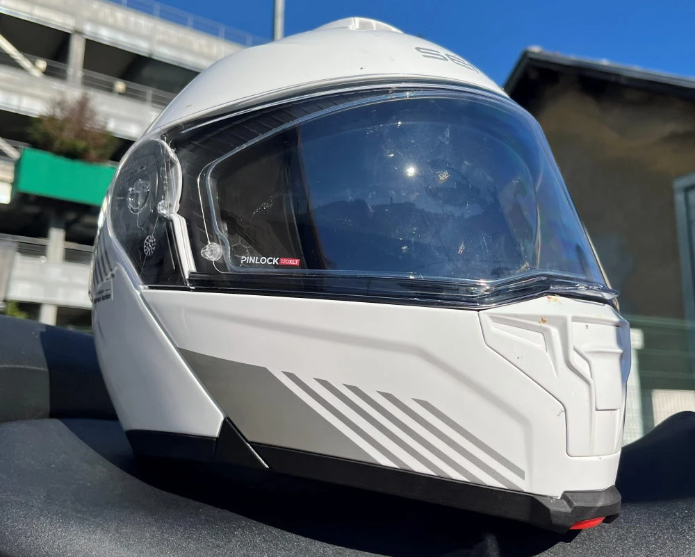 Un casque moto modulable Sena Specter Blanc