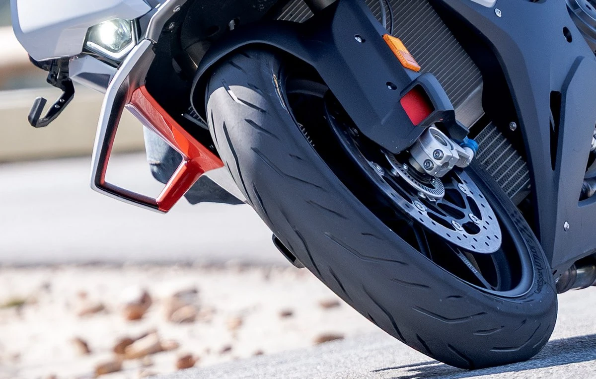 Un pneu avant Continental ContiSportAttack 5