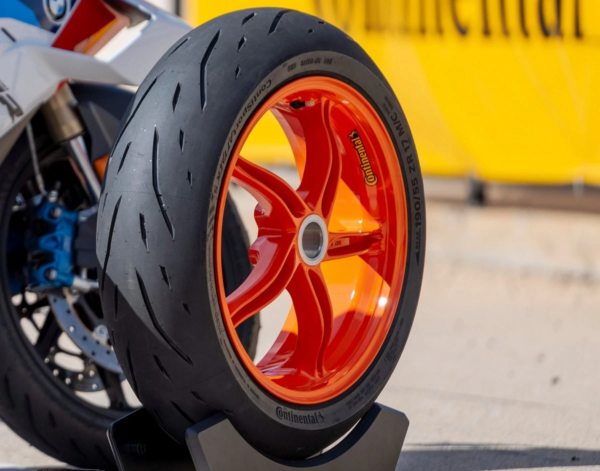 Une jante orange et un pneu Continental ContiSportAttack 5