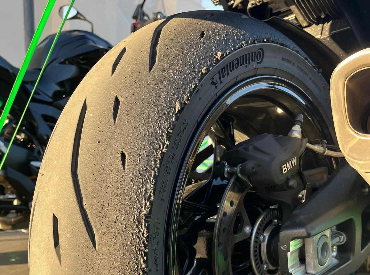 un pneu arrière Continental ContiSportAttack 5 et une sangle verte