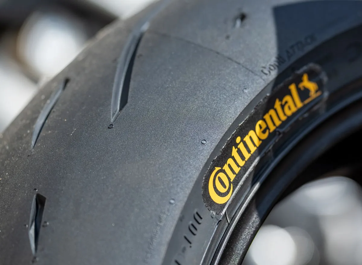 la surface d'un pneu Continental ContiSportAttack 5 et le mot Continental écrit en jaune
