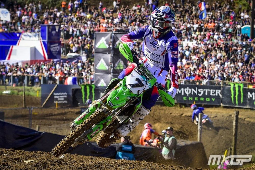 Romain Febvre, con su Kawasaki verde con el número 7 y el maillot de la selección francesa, ante su público