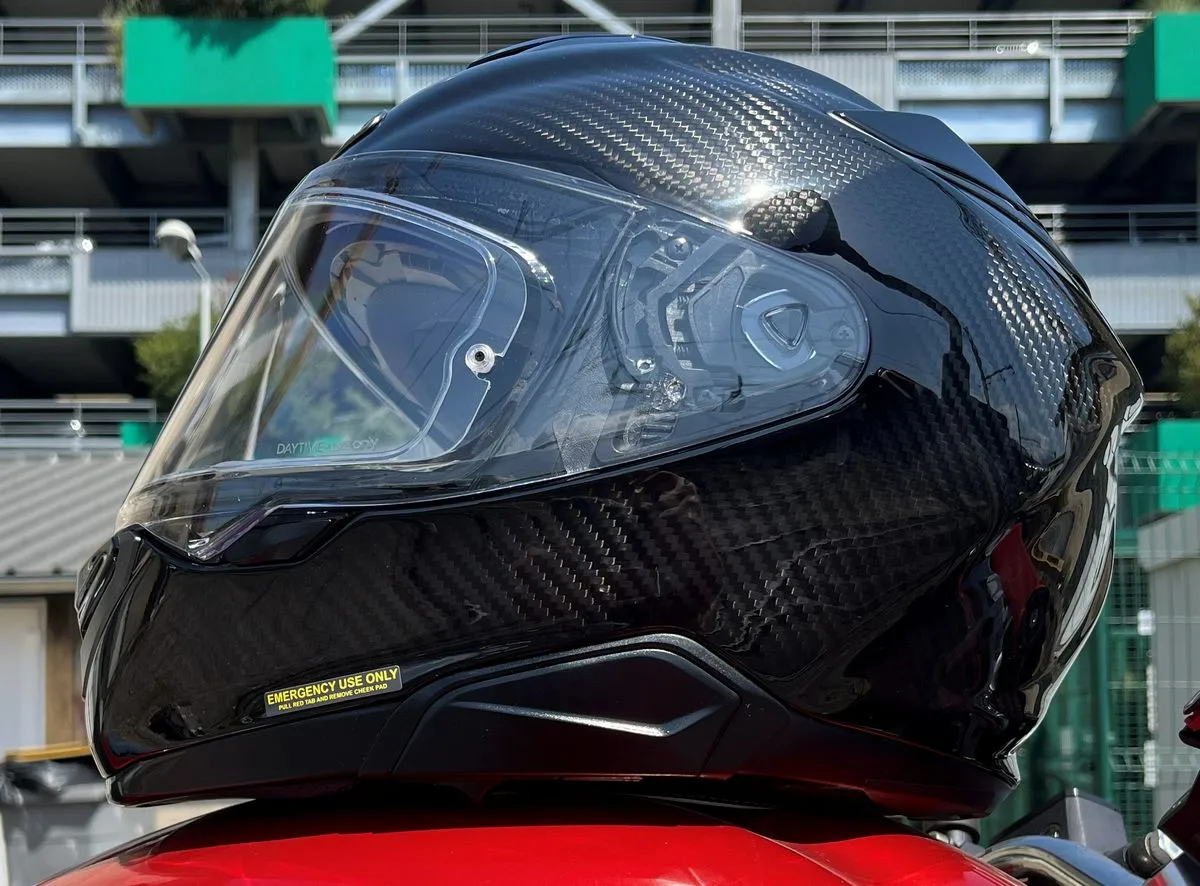 Un casque HJC Rpha 72 sur un réservoir rouge