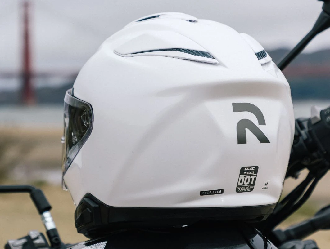 Un casque HJC RPHA 72 vu de derrière