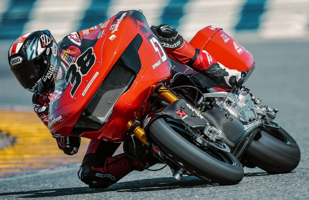 Une Harley-Davidson Road Glide à l'attaque sur circuit