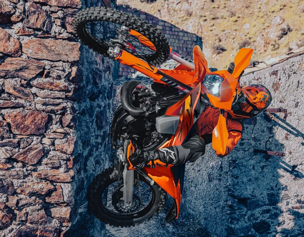 Une moto d'enduro KTM 300 XC-W 2026