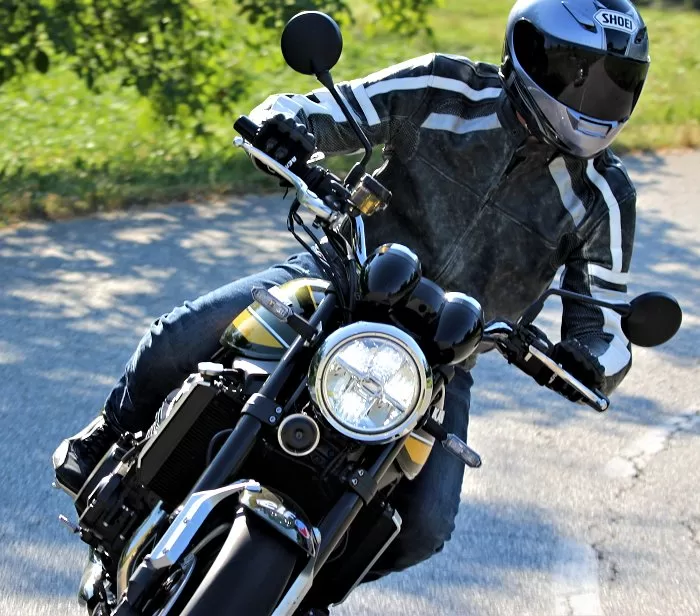 Inclinaison de la Kawasaki Z 900 RS.