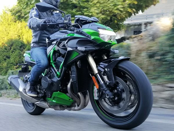 Vue de profil de la Kawasaki Z H2 SE