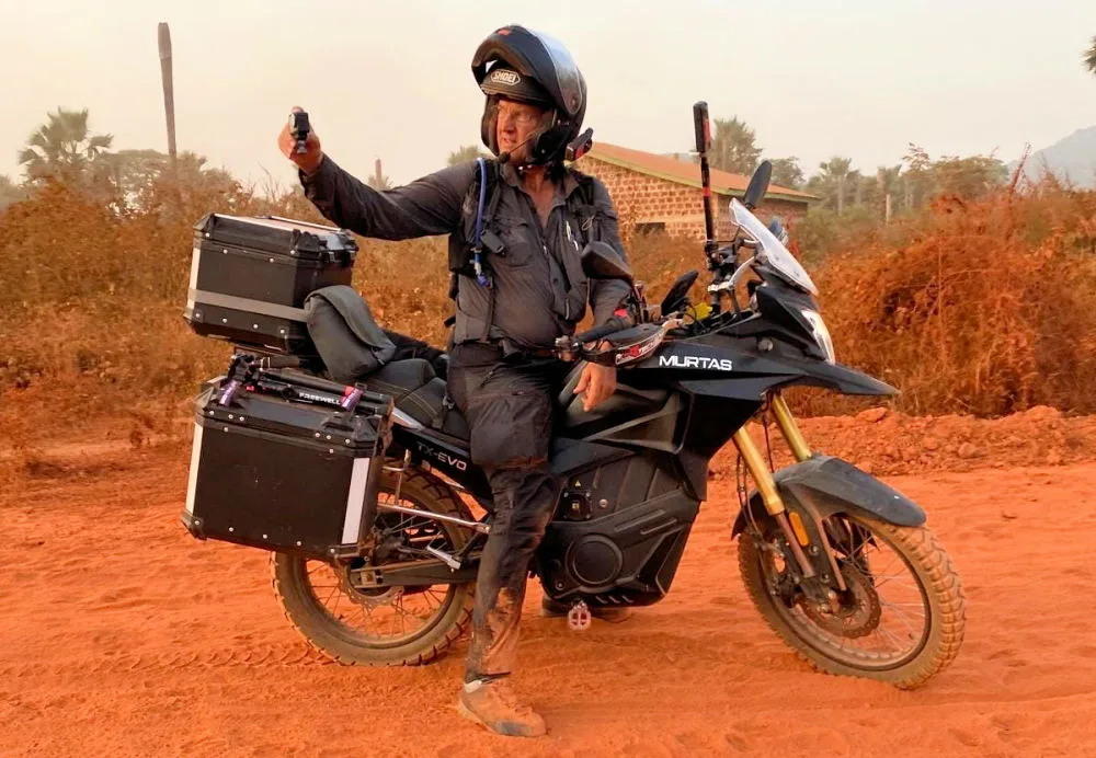 Une moot électrique Murtas traverse l'Afrique et 14.000 km
