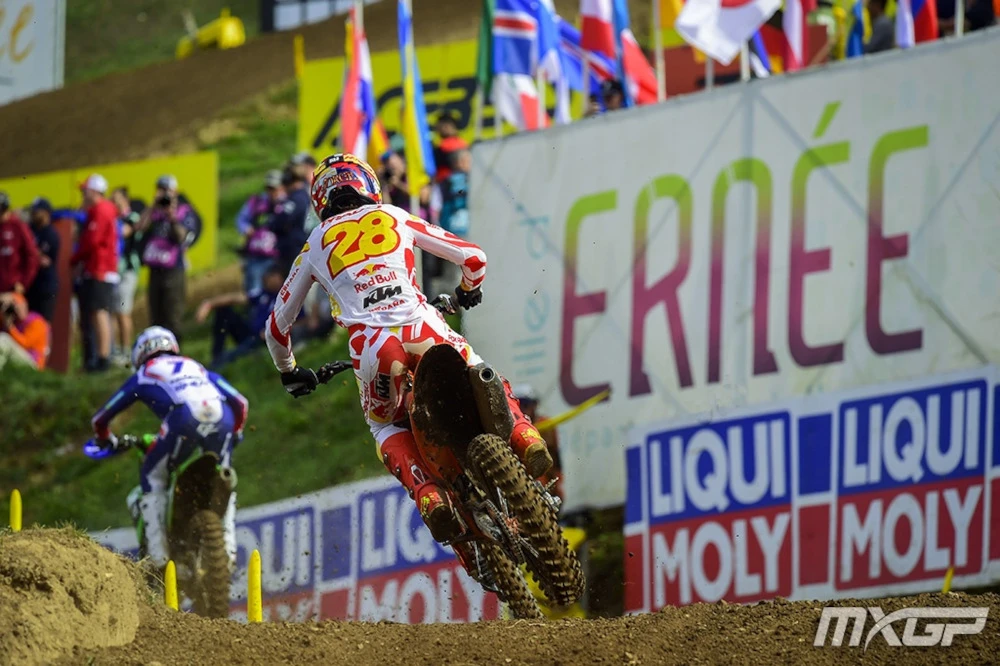 Jorge Prado, de espaldas, con el número 28, delante del cartel de Ernée