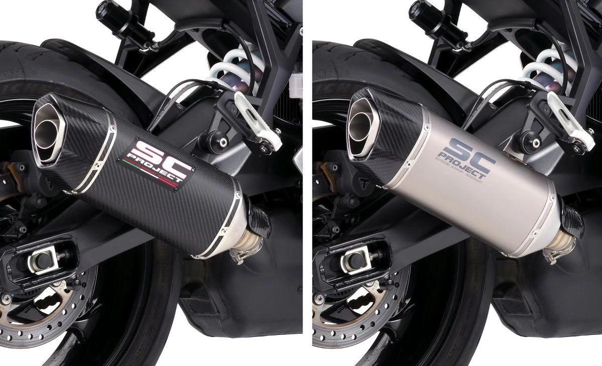 Un silencieux SC Project SC1-X en carbone et un silencieux SC Project SC1-X en titane sur une Triumph Tiger Sport 800