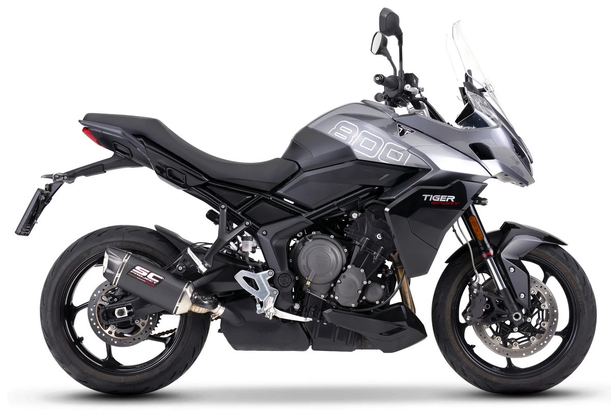 une Triumph Tiger Sport 800 avec un silencieux SC Project SC1-X en carbone.