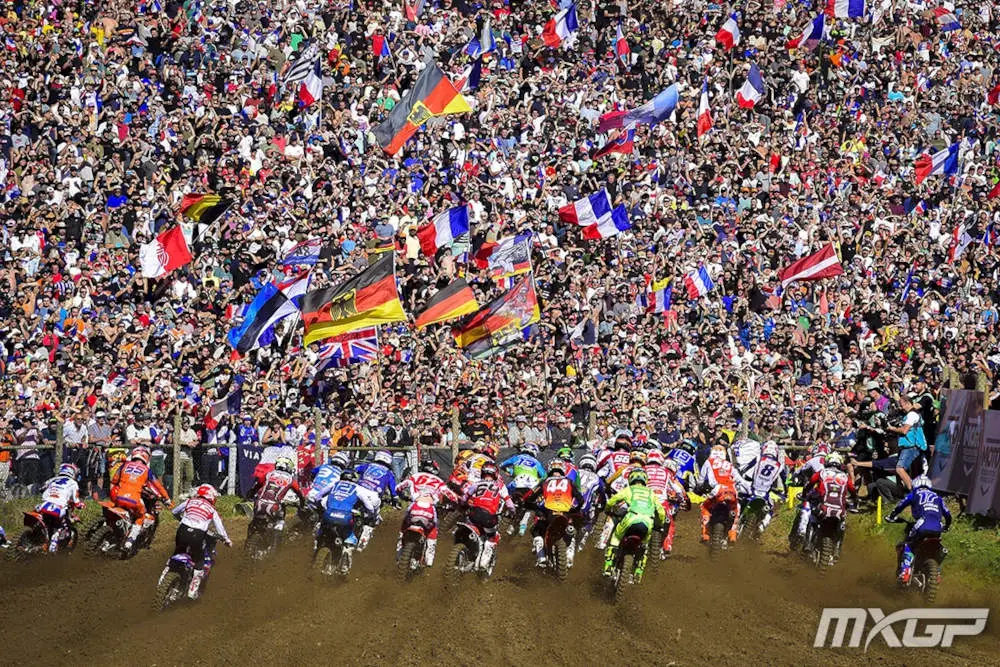 La salida de una carrera ante un público que ha acudido en masa.