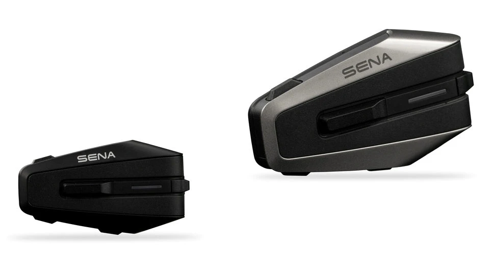 Un intercom Sena Vortex vu sous deux angles différents
