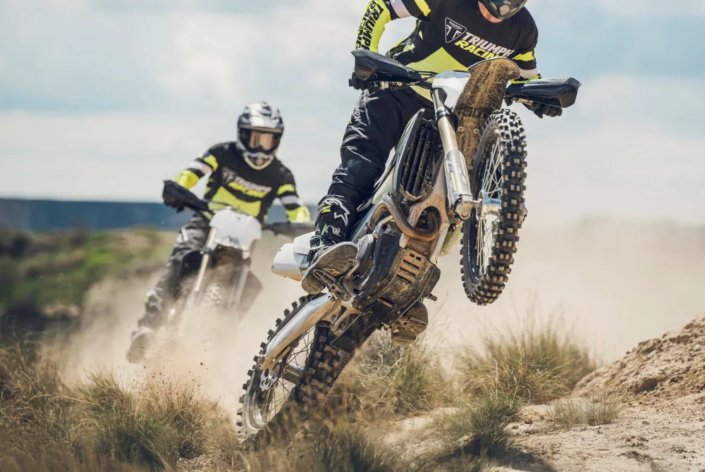 Des motos de cross Triumph dans un terrain aride